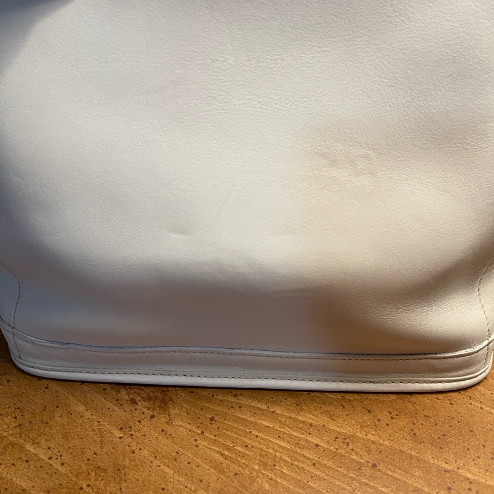 Coach Y2K Glovetanned CreamTote Bag with Gold Tag Accents - Picture 3 of 7
